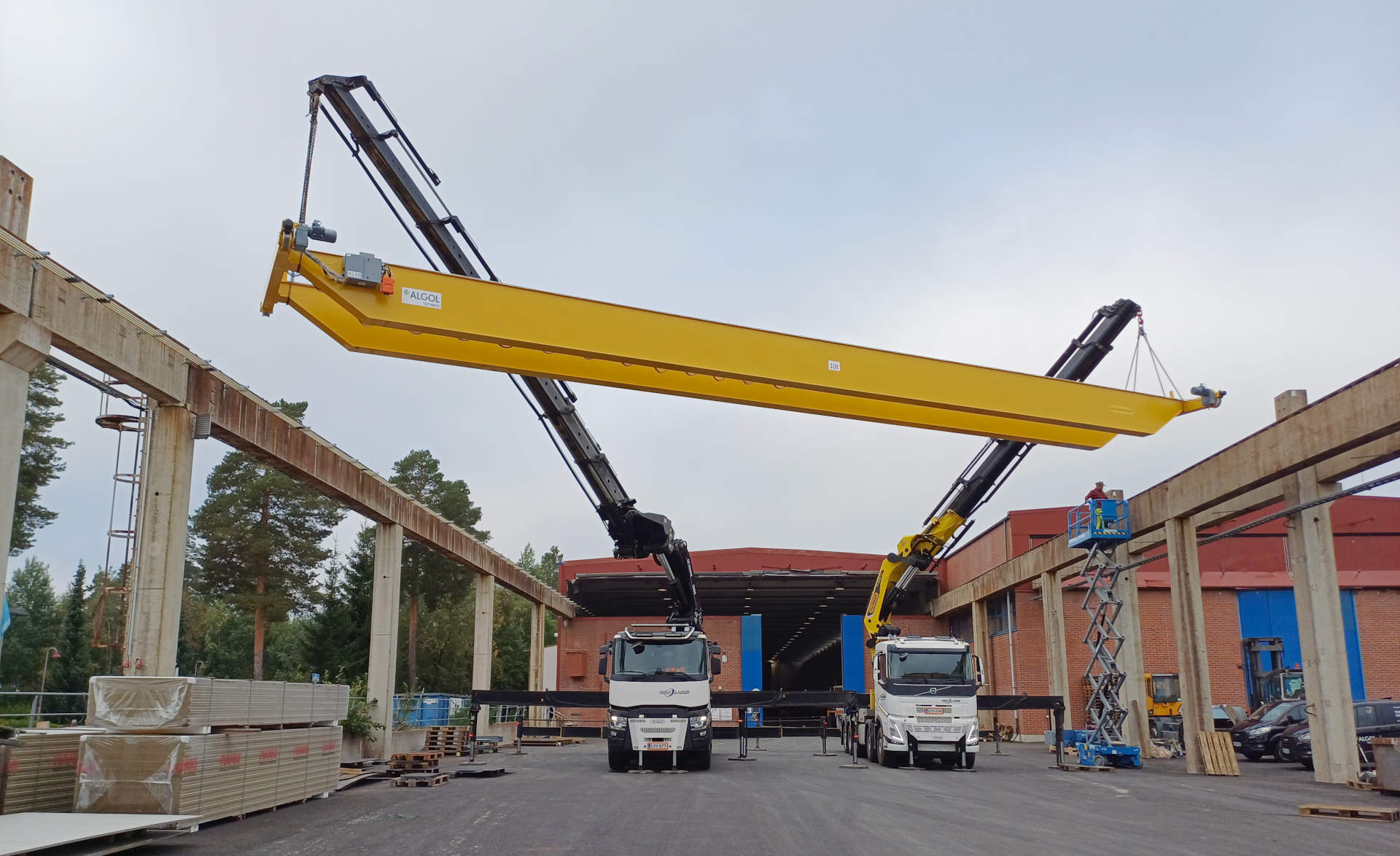 Nosturi nostetaan kahdella nosturiautolla