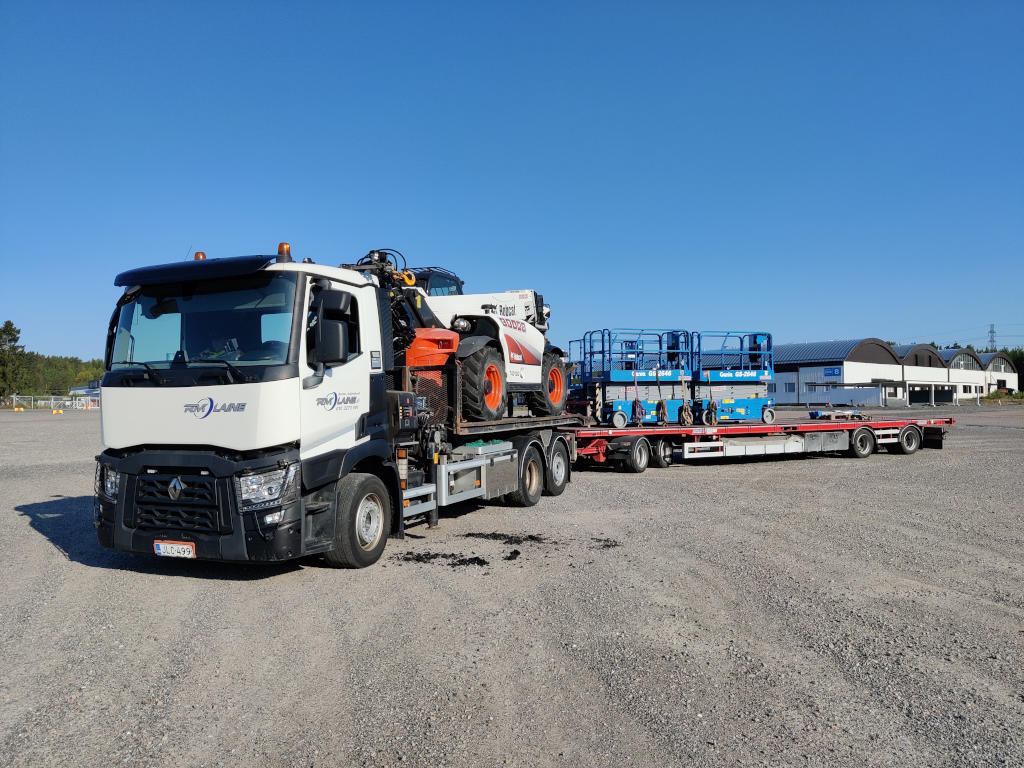 konekuljetus kaikille koneille. Kuljetetaan traktorit, kaivurit ja kurottajat